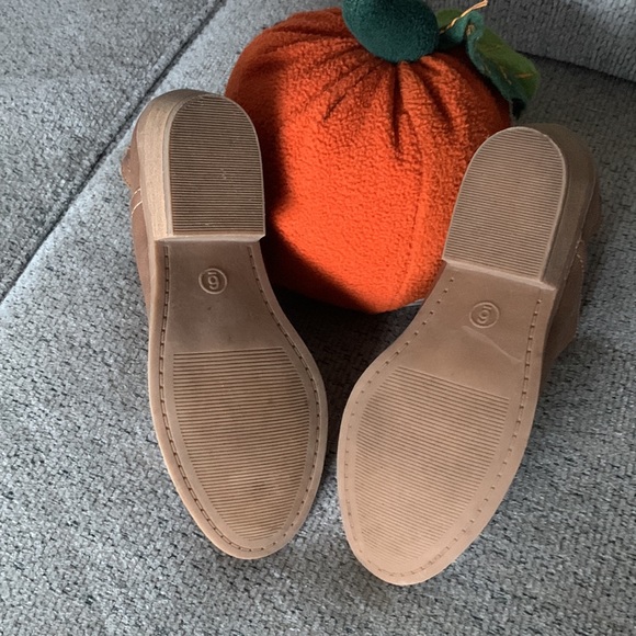 Universal Thread Booties - Picture 2 of 4